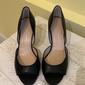 Adrienne Vittadini black leather peep toe pump